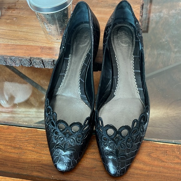 Vintage Giorgio Armani Flats - Picture 2 of 8